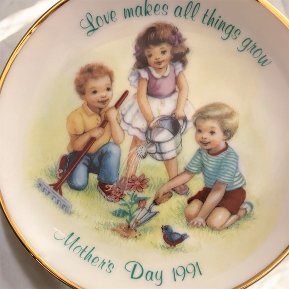 2/$25 Vintage Avon Love Makes All Things Grow Mother's Day Plate 1991 Flowers - Picture 4 of 4